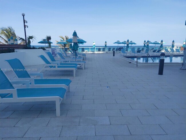 Building Photo - 3140 S Ocean Dr