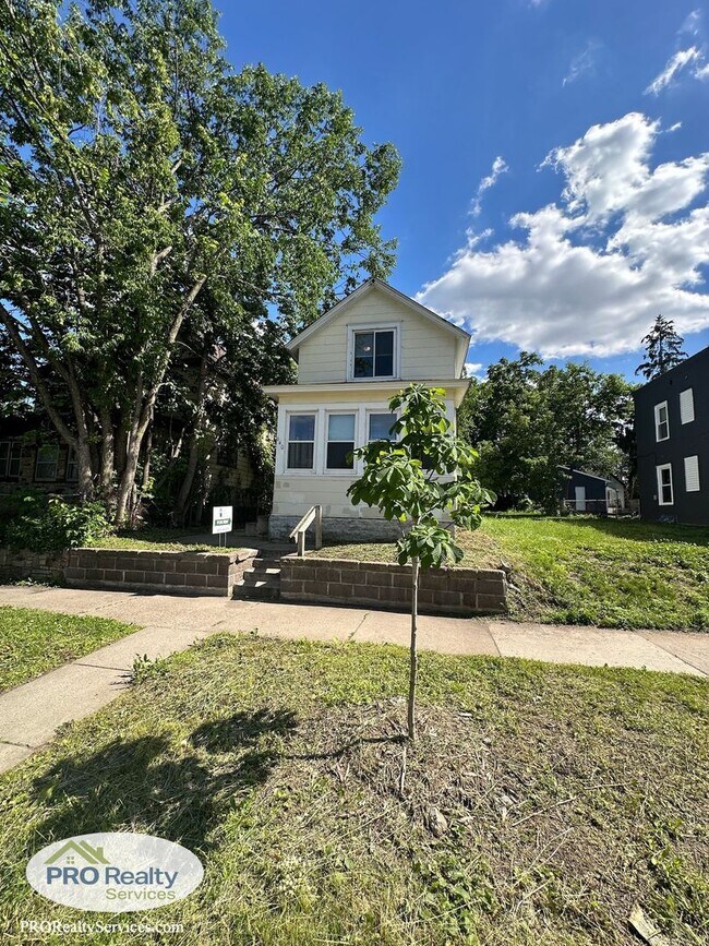 Building Photo - 3 Bedroom Home in St. Paul