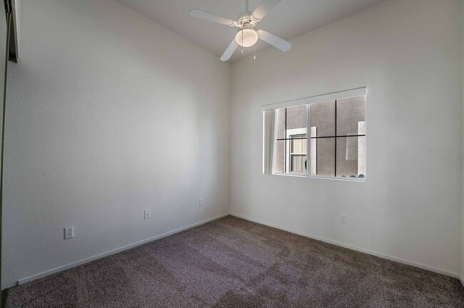 Building Photo - 3 Bedroom Open Layout Condo in Gated Commu...