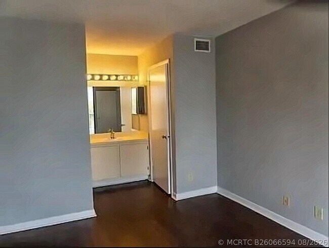 Building Photo - 708 Executive Center Dr