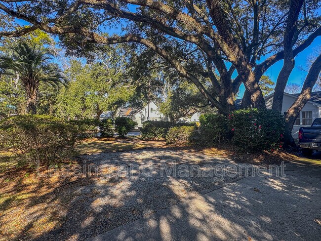 Building Photo - 422 Riverland Dr