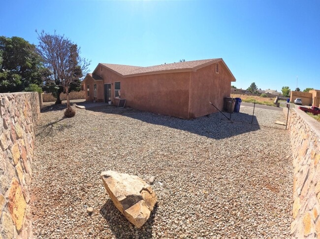 Building Photo - 4113 Cll De Luna