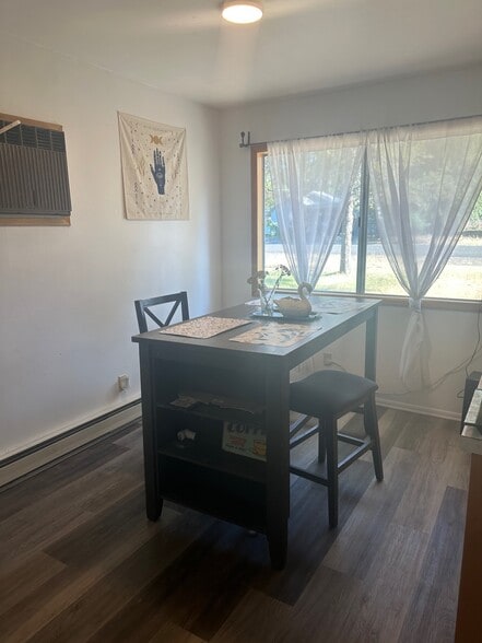 Building Photo - 106 E Washington St