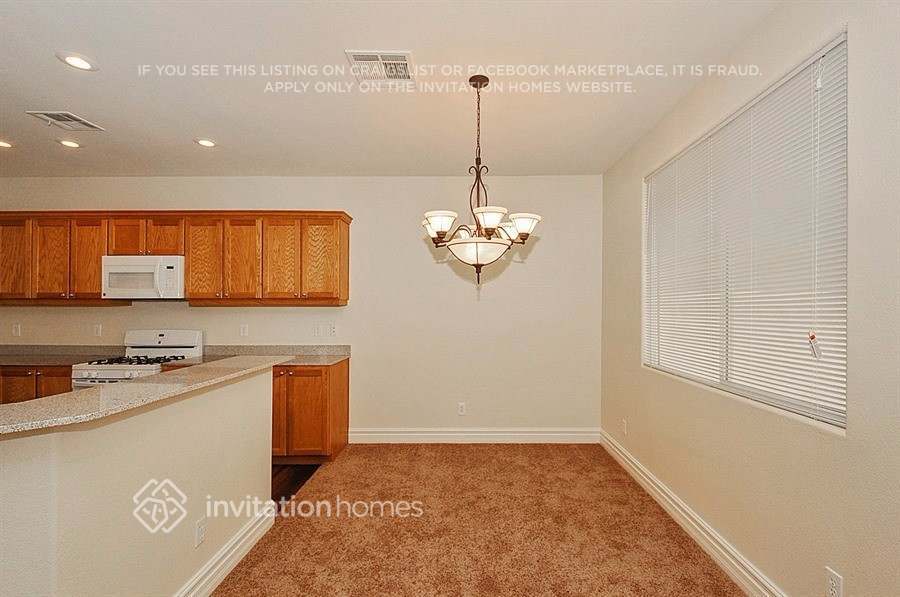 Building Photo - 6685 Aviston St