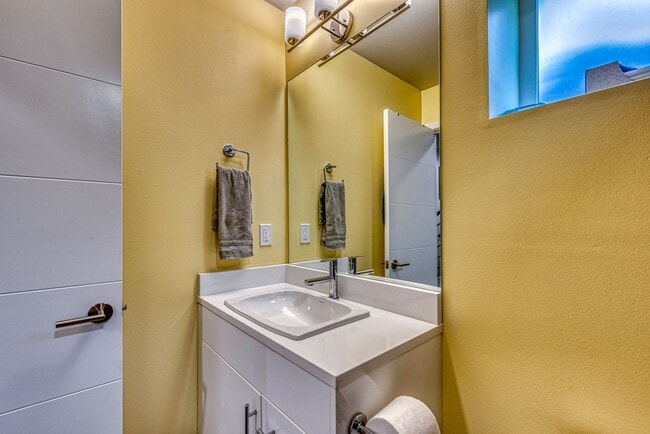Building Photo - Fremont Townhome