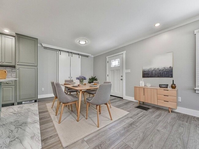 Building Photo - 2406 Pine Dr NW