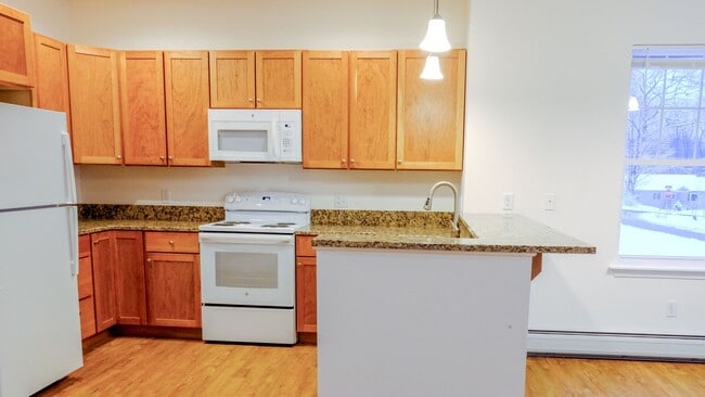 Building Photo - 2 bed, 1 bath apartment with washer and dryer included