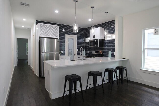 Building Photo - 705 Harris Ave