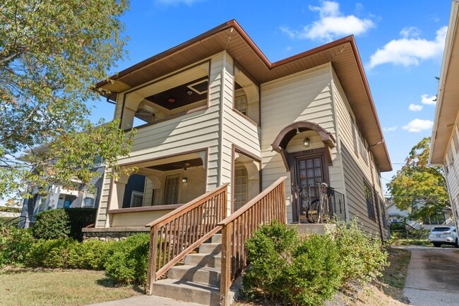 Primary Photo - Charming 2-Bed Home with Hardwood Floors &...