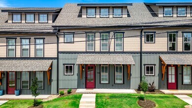 Building Photo - Spacious and Bright Bohemian Cottage Downtown Greenville - Available Now!