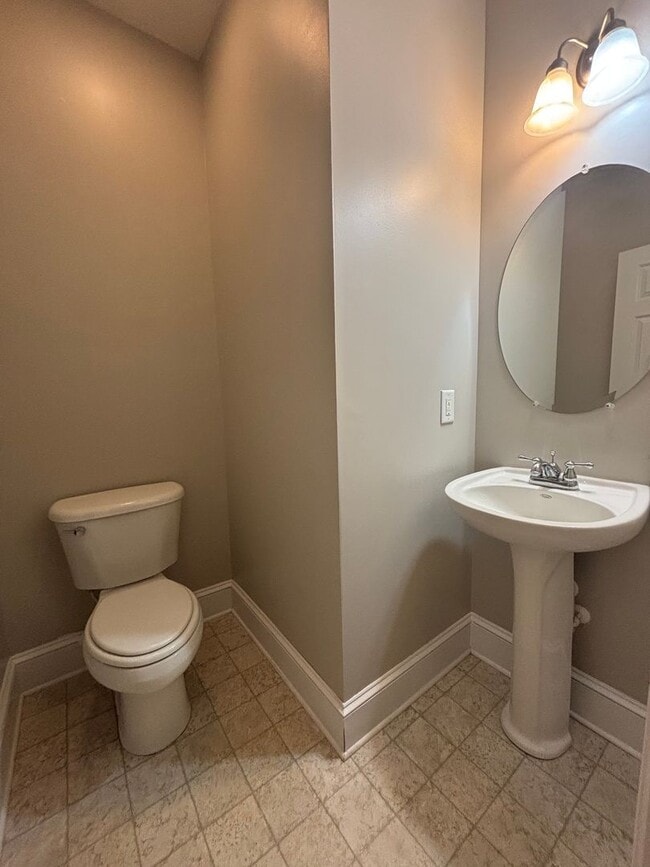 Building Photo - AVAILABLE NOW! End-Unit Townhouse in Pennington Square