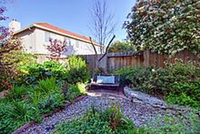 Building Photo - Beautiful 3 Bedroom Home-$750.00 Off 1st M...