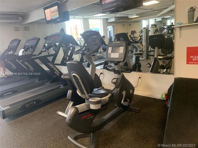 Building Photo - 801 Brickell Bay Dr