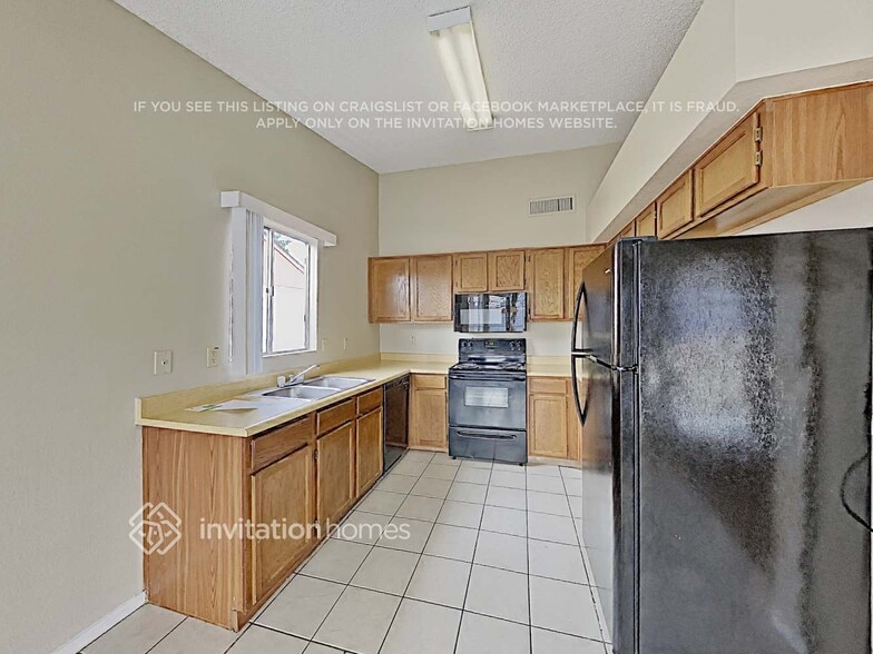 Building Photo - 8943 W Cinnabar Ave