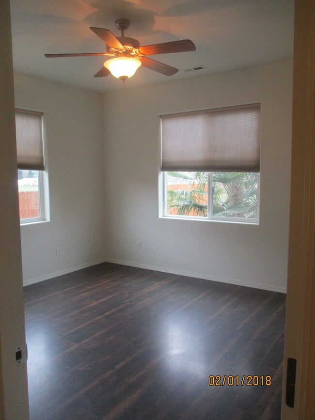Building Photo - Green area 3 Bedroom 2 Bath home with Garage
