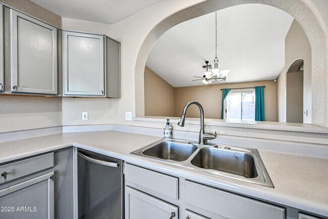Building Photo - 757 E Wildhorse Dr
