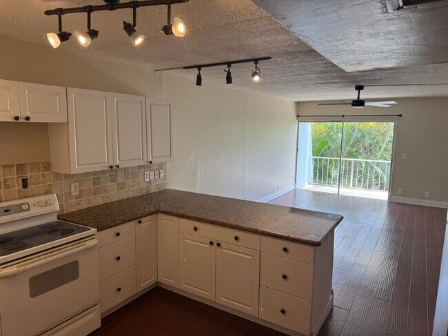 Building Photo - 725 Hummingbird Way