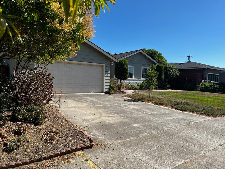 Building Photo - 1650 Glenroy Dr