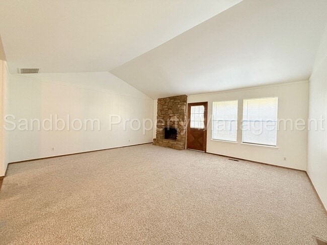 Building Photo - For Lease | South Tulsa Duplex | Available Now!