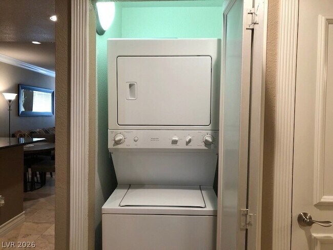 Building Photo - 220 E Flamingo Rd