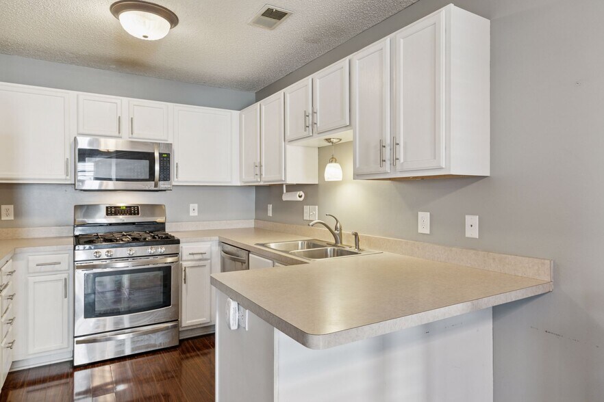 Building Photo - 1572 Peitz Ave