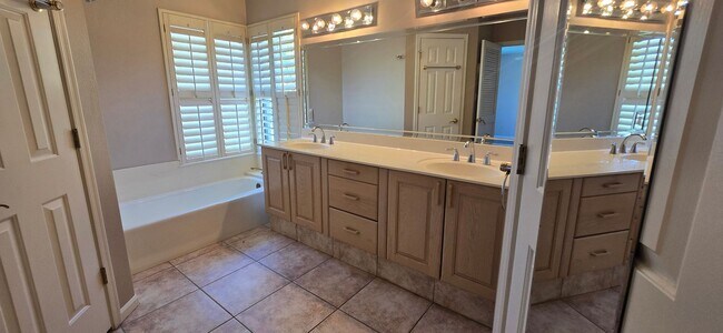 Building Photo - UNFURNISHED GREAT SINGLE FAMILY HOME WITH VIEWS & POOL IN BACKYARD