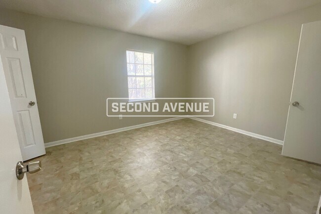 Building Photo - 1739 Huntington DR