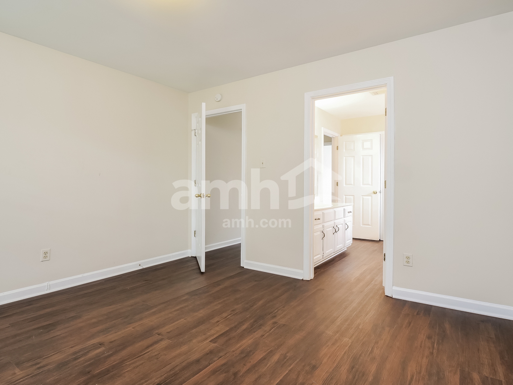 Building Photo - 6895 Clearpoint Dr