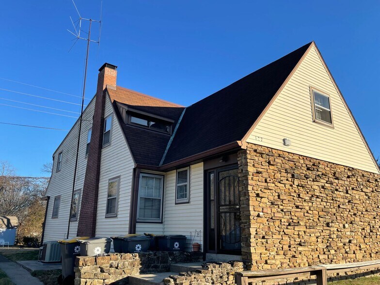 Building Photo - Clark Triplex