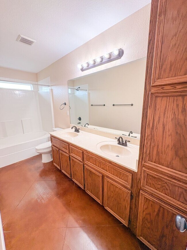 Building Photo - 511 Karey Dr