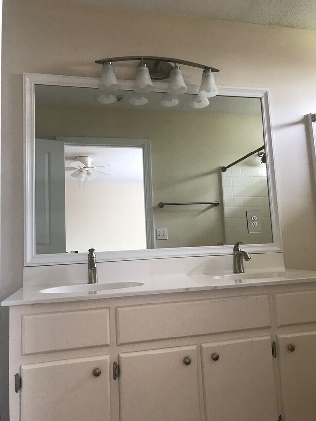 Building Photo - Convenient Location to Hulrburt Field