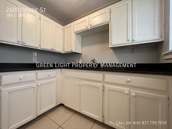 Building Photo - 2600 Stark St