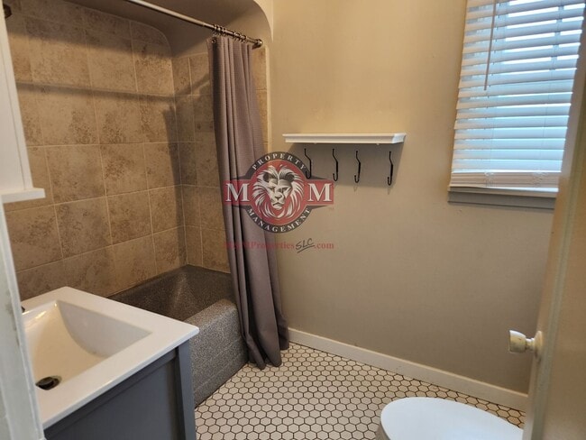 Building Photo - Cozy 1 Bd 1 Bath Remodeled Duplex
