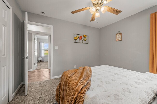 Building Photo - Stunning 4 bedroom with two bonus spaces, ...