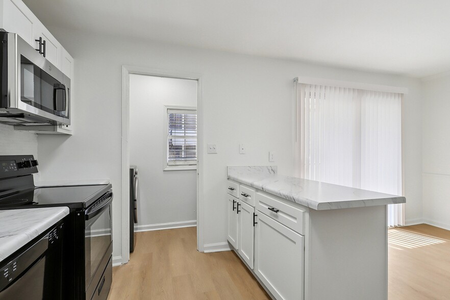 Building Photo - ReNew Chastain