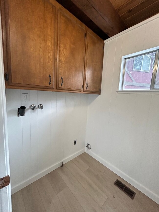 Building Photo - Highland Woods Neighborhood * Renovated 2 ...