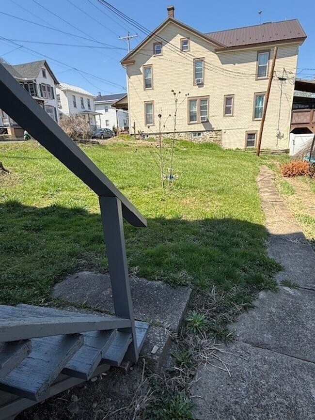 Building Photo - 438 Mulberry St