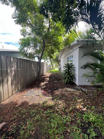 Building Photo - 1573 NE 30th Ct