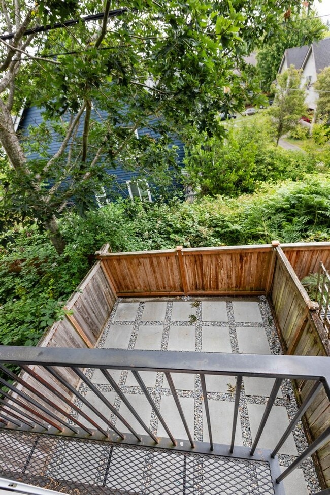 Building Photo - Immaculate West Seattle Townhome