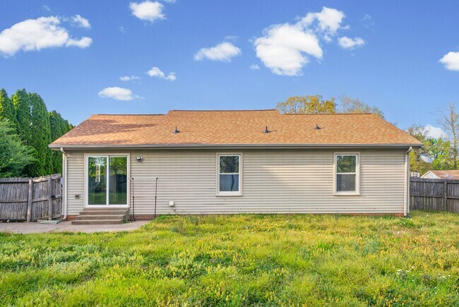 Building Photo - 3 Bedroom 1 1/2 Bath Renovated Home For Rent!