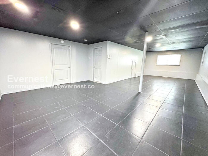 Building Photo - 6004 Park View Dr
