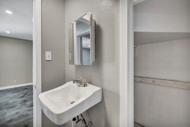 Building Photo - 2808 Skyway Cir