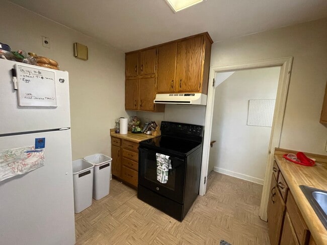 Building Photo - AVAILABLE JUNE 1ST -4 bed/ 2 bath Home Near Campus!