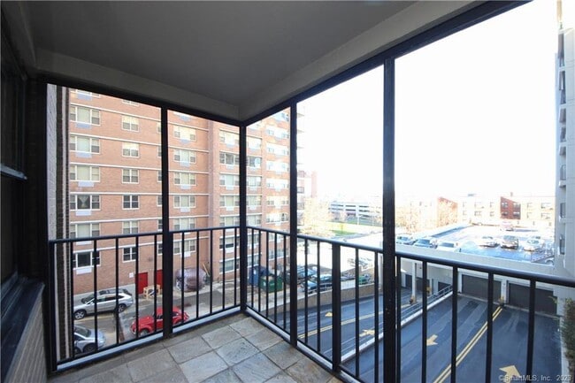 Building Photo - 44 Strawberry Hill Ave