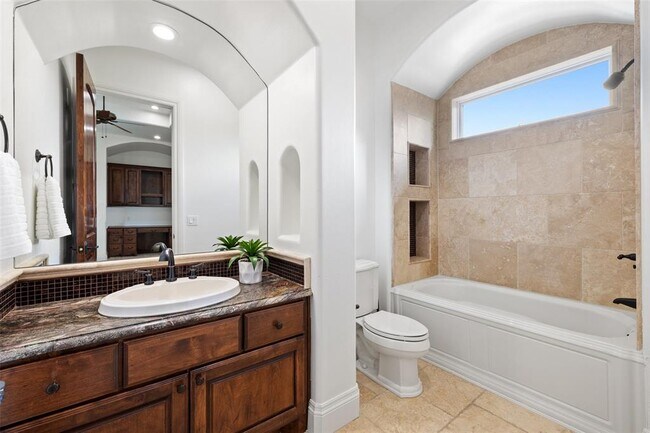 Building Photo - 4805 Mirador Dr