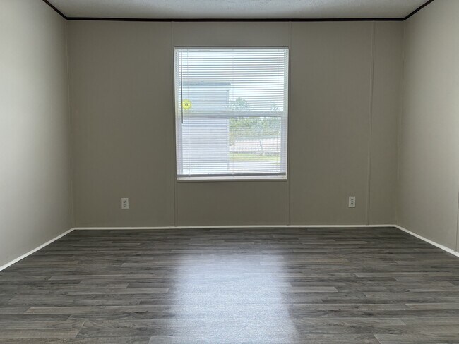 Building Photo - 603 Aster Bend