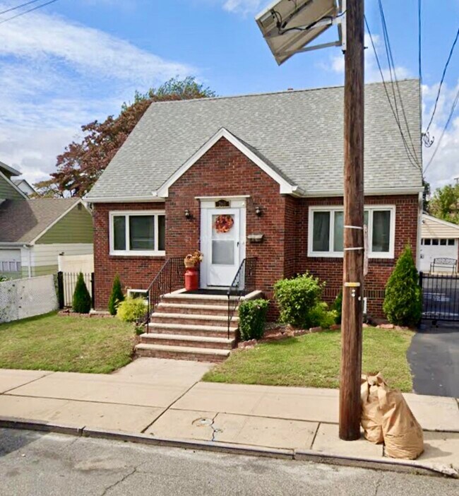Primary Photo - 260 E 22nd St