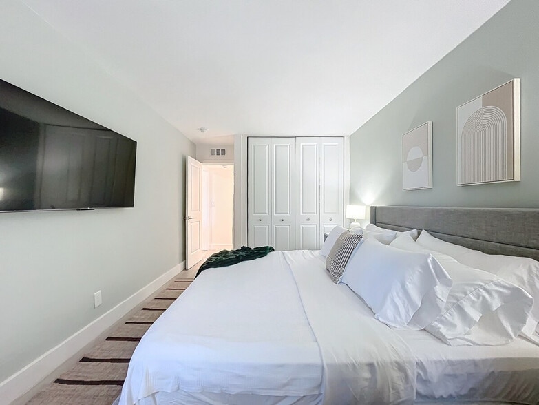 Building Photo - 1401 SE 15th St