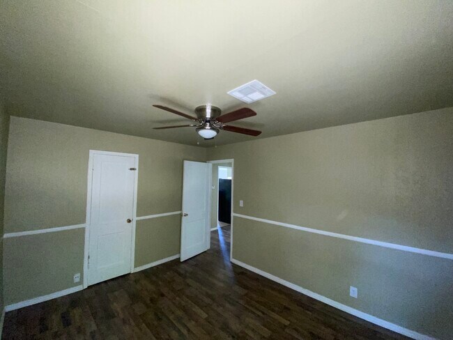 Building Photo - 316 E Jarman Dr