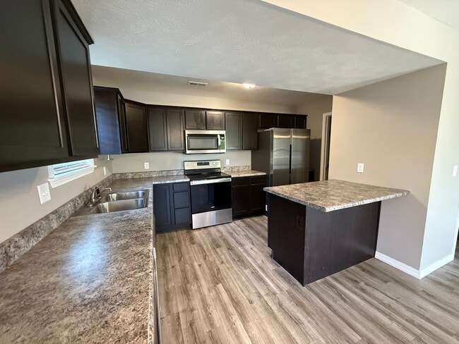 Building Photo - 3BR Townhouse near Holiday Hills